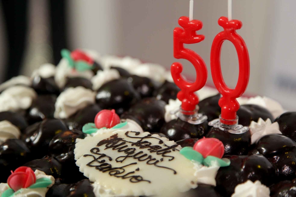 torta profitterol per festa 50 anni